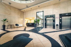 City Center Apt - Parking, Balcony, Workspace, AC - by Rentujemy